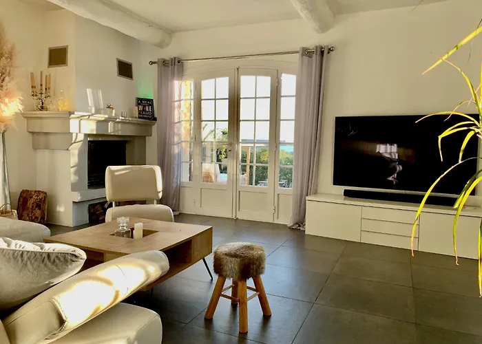 Holiday home Maison Dans Avec Piscine Et Tennis *